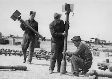 Los armeros de la Royal Air Force trabajan juntos para ensamblar cohetes aire-tierra para el avión de ataque terrestre Hawker Typhoon del Escuadrón No198 de la Segunda Fuerza Aérea Táctica de la RAF (2TAF) durante la campaña del Día D.