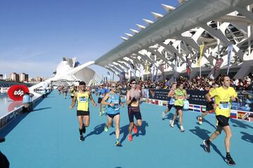 Participantes de la maratón de Valencia Trinidad Alfonso EDP llegando a la meta cerca del Oceanogràfic de Valencia.