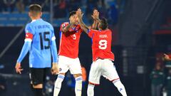 El jugador de Chile, Arturo Vidal, celebra su gol contra Uruguay durante el partido clasificatorio al Mundial 2026.