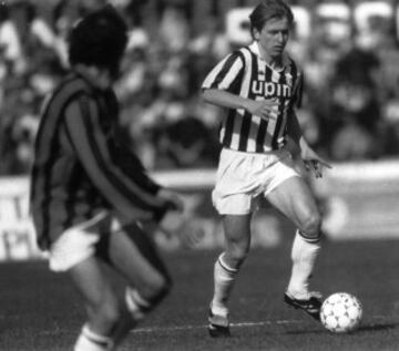 Marocchino, jugador de la Juventus defiende el balón de un jugador del equipo contrario.