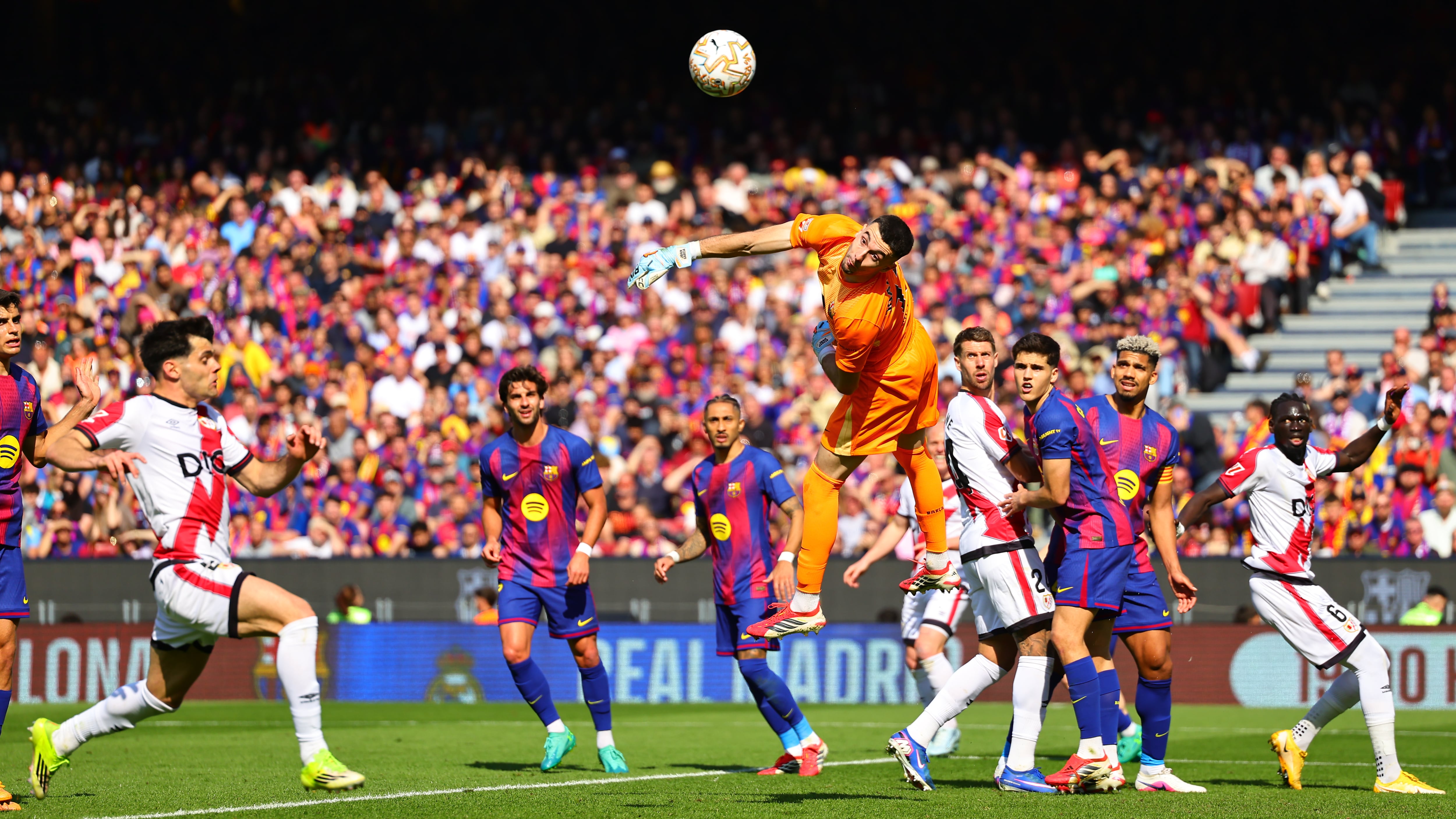 Las mejores imágenes del Barcelona-Rayo: el gol de Araujo, las paradas de Joan García...