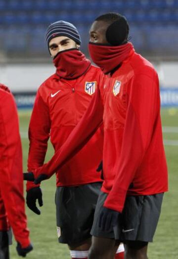 Los jugadores del Atlético durante una sesión de entrenamiento en el estadio Petrovsky de San Petersburgo. El Atlético de Madrid se enfrentará al Zenit de San Petersburgo mañana en champions league