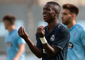 Vinicius Júnior lamentándose de una ocasión fallada frente al Celta de Vigo B. 