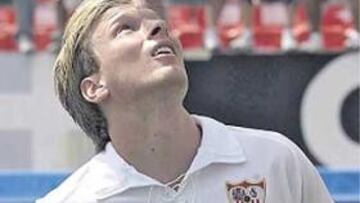 <b>FOTO DE GALA. </b>Poulsen acudió a la sala de prensa sevillista junto a su esposa, que quedó prendada de la ciudad el pasado jueves de Feria. Tras ser presentado oficialmente, el internacional danés lució los colores de su nuevo equipo. Varias decenas de aficionados corearon su nombre desde las gradas.