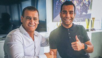 Pit Beirer, director deportivo de KTM, con Danilo Petrucci.