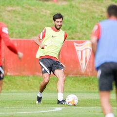 Valiente: "Mi prioridad era seguir; es verdad que estoy a gusto en Gijón"