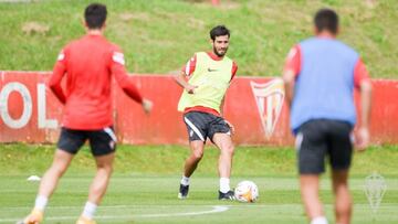 Valiente: "Mi prioridad era seguir; es verdad que estoy a gusto en Gijón"