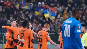 Shakhtar Donetsk's team celebrates the 2-0 during the UEFA Europa League Last 32, first-leg football match FC Shakhtar Donetsk v Stade Rennais FC in Warsaw, Poland on February 16, 2023. (Photo by JANEK SKARZYNSKI / AFP)