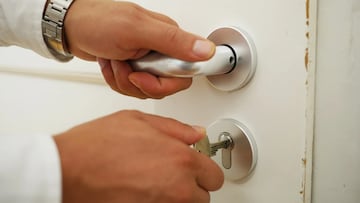 Si siempre revisas varias veces haber cerrado la puerta de casa, la psicología dice que podrías tener estos rasgos