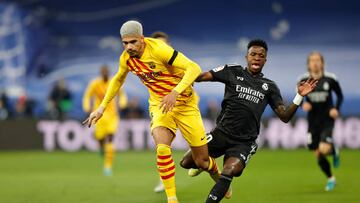 Ronald Araújo, con Vinicius en el Clásico jugado en el Bernabéu la temporada pasada.