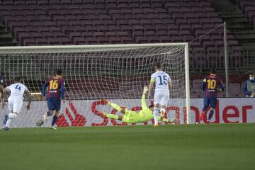 1-0. Leo Messi marcó de penalti el primer gol.