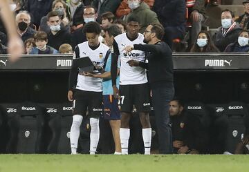 Bordalás le da instrucciones a Mosquera antes de jugar ante el Granada.