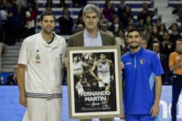 El ala-pívot del Real Madrid Felipe Reyes, el base del Estudiantes Jaime Fernández y el exjugador del Real Madrid, Antonio Martín, hermano del fallecido jugador Fernando Martín, durante el homenaje rendido a Fernando Martín con motivo del 25 aniversario de su muerte.
