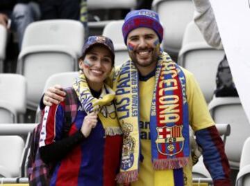 Dos aficionados antes de comenzar el partido que enfrenta a Las Palmas contra el Barcelona en el Estadio de Gran Canaria. 