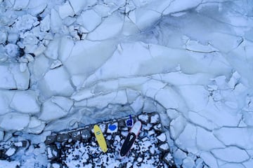 La nieve, la baja temperatura del agua... Nada detiene a estos surfistas que una temporada más disfrutan de la islas noruegas de Lofoten, en pleno Círculo Ártico.  