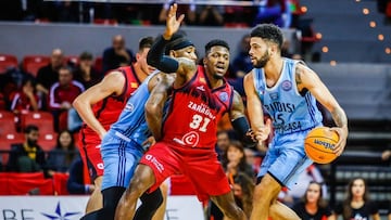 Dylan Ennis, del Casademont Zaragoza, frente a Darius Thompson, del Brindisi.