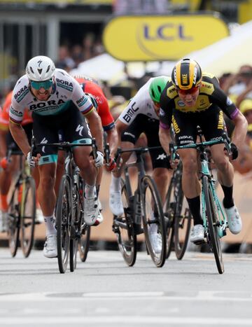 Mike Teunissen se impuso en el sprint final y aprovechó la caída de su líder para ganar la etapa y vestir el primer maillot amarillo del Tour de Francia 2019. 