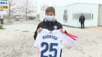 El detallazo de Rodrygo para navidad, regalarle una camiseta firmada a un niño