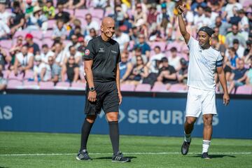 Pierluigi Collina y Ronaldinho. 