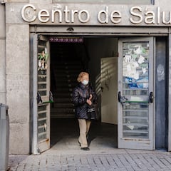 Cataluña, Comunidad Valenciana y Murcia recuperan la mascarilla obligatoria en los centros sanitarios