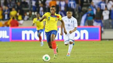 Renato Ibarra jugando con Ecuador.