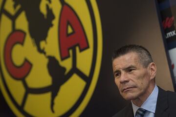 'Capitán Furia' fue otro que debutó como técnico de la mano de Puebla. Tena ha estado en dos etapas con el conjunto poblano y en 1999 tuvo su primera oportunidad al mando de los azulcremas. En 2011, recibió una segunda oportunidad.