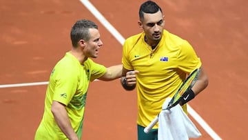 El capit&aacute;n de Australia Lleyton Hewitt habla con Nick Kyrgios durante las semifinales de la Copa Davis 2017 en las que el equipo australiano se midi&oacute; a B&eacute;lgica.