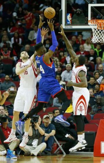 Nerlens Noel vuela por encima de Kostas Papanikolaou y de Tarik Black,