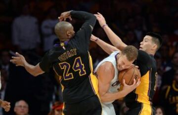 Kobe Bryant y Jeremy Lin tratan de parar a Blake Griffin.