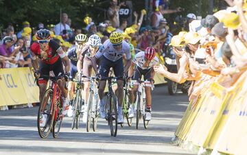 Richie Porte, Dan Martin y Chris Froome en los metros finales de la quinta etapa.