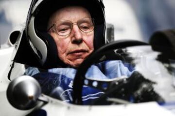 John Surtees en el Ferrari 158 V8 de 1964 durante el Festival de Goodwood en 2014.