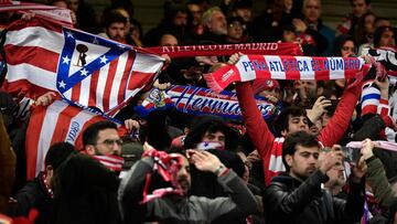 La afición del Atletico en el partido ante el Liverpool.