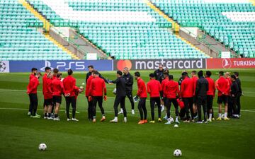 Los jugadores del Leipzig entrenan sobre el c¨¦sped del Celtic Park.