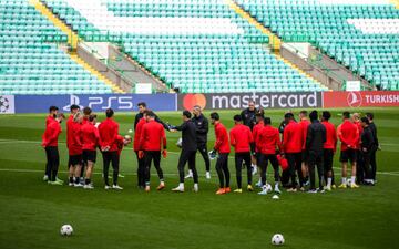 Los jugadores del Leipzig entrenan sobre el césped del Celtic Park.