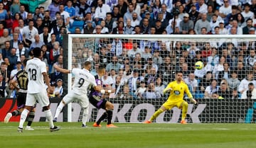 La defensa del Valladolid no pudo hacer nada en el 3-0 de Benzema tras una gran jugada individual. 
