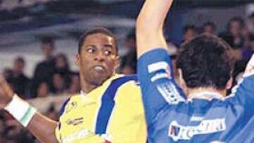 <b>EL MARTILLO</b>. Julio Fis es una de las bazas del Valladolid para buscar la remontada en Pamplona.