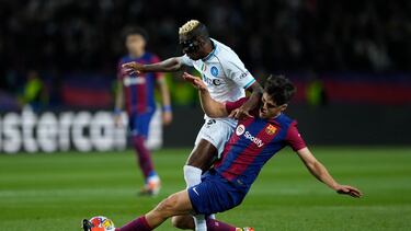 BARCELONA, 12/03/2024.- El defensa del FC Barcelona Pau Cubarsí (d) lucha con el nigeriano Victor Osimhen, del Nápoles, durante el partido de vuelta de los octavos de final de la Liga de Campeones que FC Barcelona y SSC Nápoles disputan este martes en el Estadio Olímpico Lluís Companys. EFE/Alejandro García