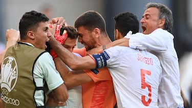Luis Enrique se abraza con sus jugadores.