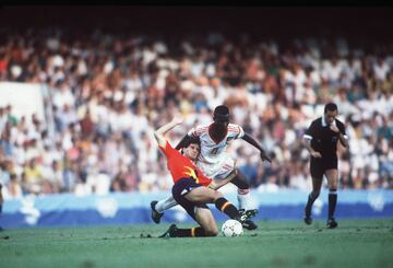 Una jugada del España-Ghana disputado en Mestalla, en las semifinales de Barcelona 92.