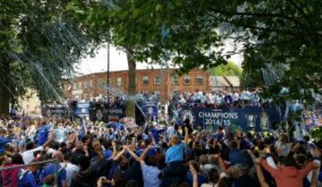 LONDON, ENGLAND - MAY 25: A general view duing the Chelsea FC Premier League Victory Parade on May 25, 2015 in London, England. (Photo by Ben Hoskins/Getty Images)