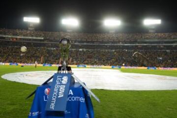 El trofeo de la Liga MX, esperando al ganador del encuentro entre Tigres y Pumas.