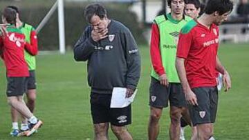 <b>PENSATIVO. </b>Marcelo Bielsa es una de las atracciones del partido de esta noche. El rosarino era la primera opción que manejaba el Sevilla para entrenar al equipo esta temporada.