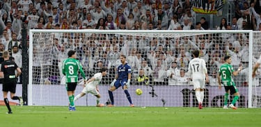 El jugador del Real Madrid, Fran García, marca el 5-1 al Real Betis. 