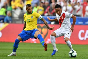 Dani Alves y Christian Cueva