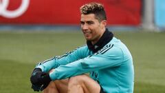 Cristiano Ronaldo sentado sobre un bal&oacute;n durante un entrenamiento con el Real Madrid.
