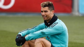 Cristiano Ronaldo sentado sobre un bal&oacute;n durante un entrenamiento con el Real Madrid.