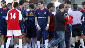 <b>MERMADOS. </b>La defensa de la Selección, que ayer celebró un acto con un equipo de presos, está debilitada para medirse a Escocia.