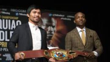 Manny Pacquiao y Tim Bradley posan con el cinturón del Campeonato Mundial de Peso Welter de la Organización Mundial del Boxeo (OMB) en la rueda de prensa previa al combate entre ambos de este sábado en Las Vegas.