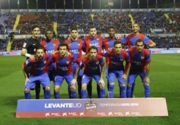 El once inicial del Levante. De pie: Mariño, Simao, Feddal, David Navarro, Jefferson y Deyverson. Agachados: Morales, Rossi, Verdú, Toño y Verza.