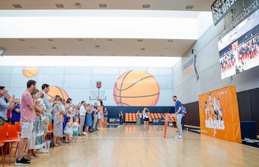 Víctor Claver aplaudido por todos los asistentes a su acto de despedida.